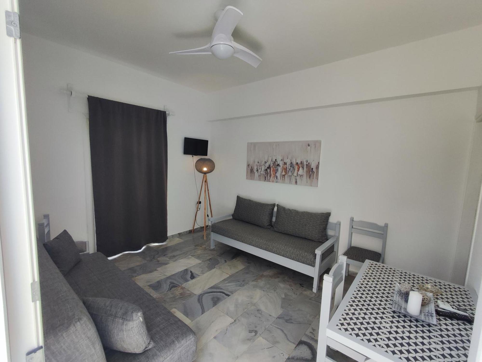Galaxy Apartments Aliki  Bilik gambar